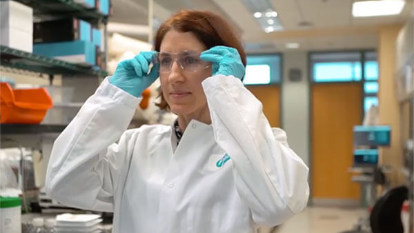 Kristin Tompkins ’00 works in a lab.