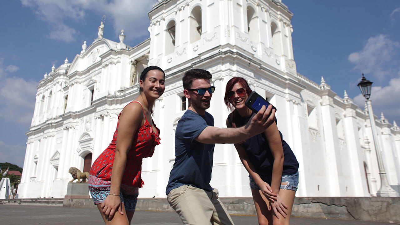 Students take a picture while abroad in Le&oacute;n