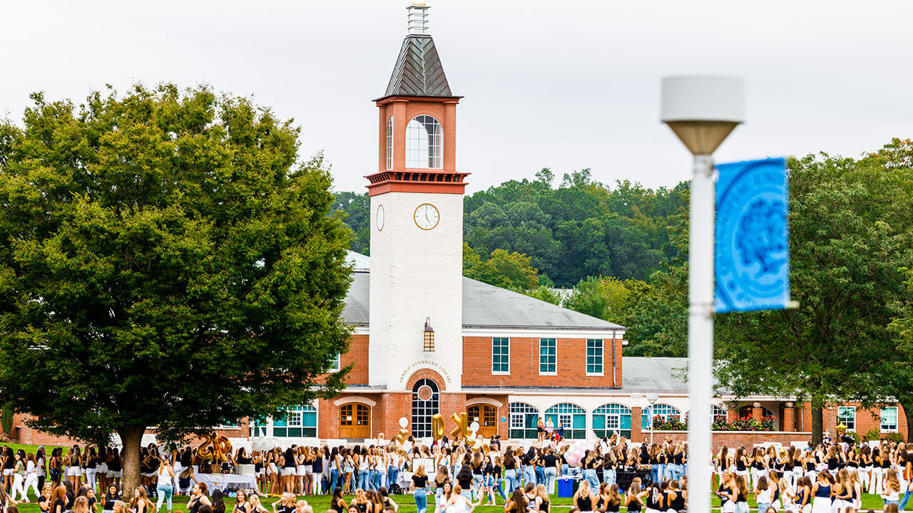 Students crowd on the quad during welcome weekend
