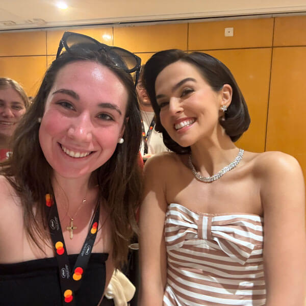 Student takes selfie with actress Zoey Deutch.