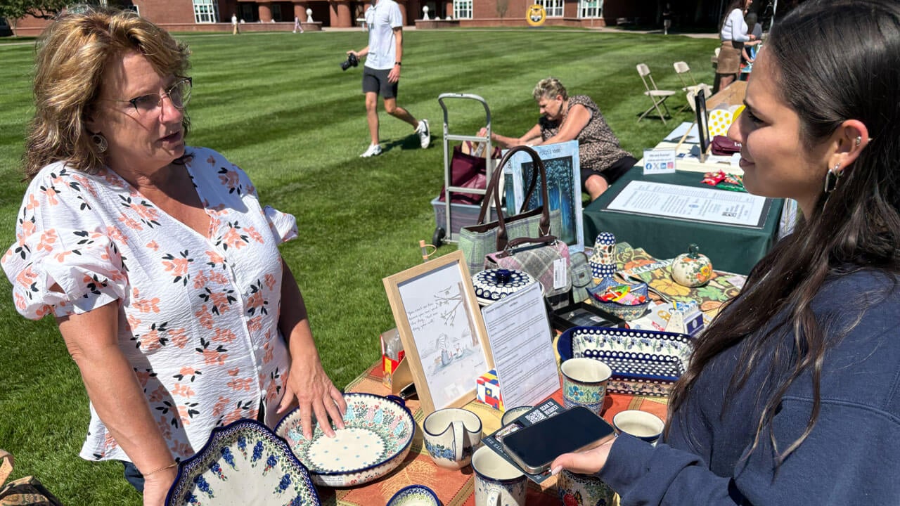 Student talks to Entrepreneur