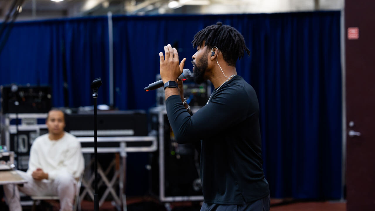 Singer preforms at Colors of Connecticut.