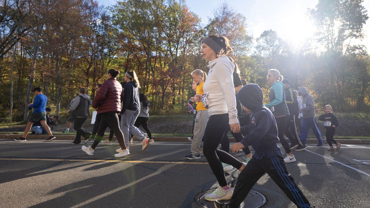 5k walkers strolling through the race