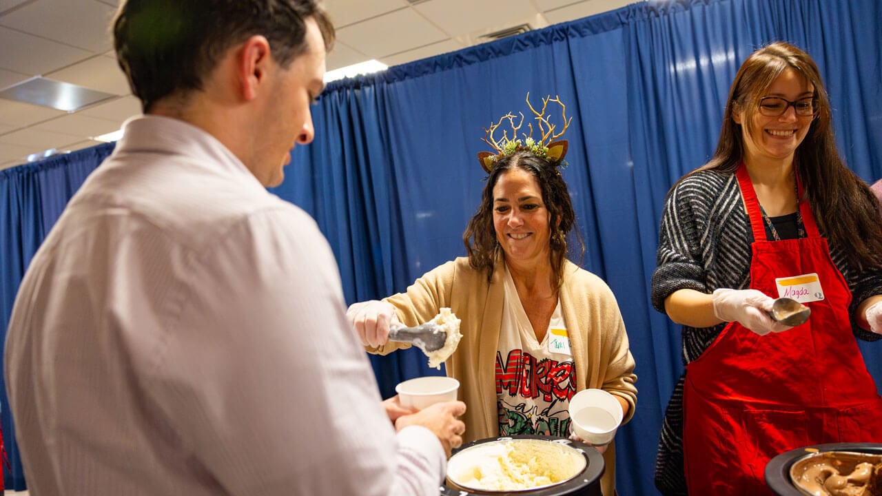 Faculty serves holiday dinner to students